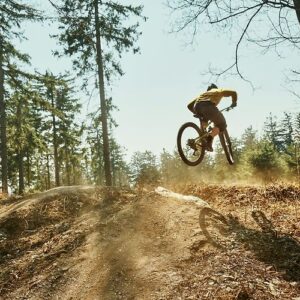 Mountainbiker springt auf den Burgenland-Trails am Geschriebenstein